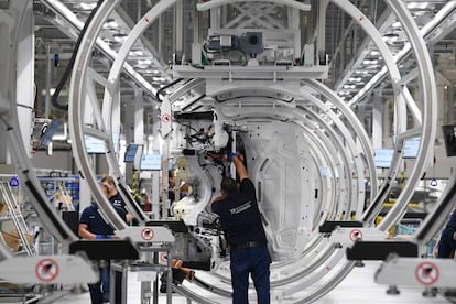 Varios operarios en la nueva fábrica de BMW en San Luis de Potosí, el día de su inauguración.