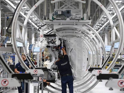 Varios operarios en la nueva fábrica de BMW en San Luis de Potosí, el día de su inauguración.