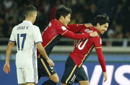 Gaku Shibasaki (derecha), Kashima Antlers, celebra el segundo gol.