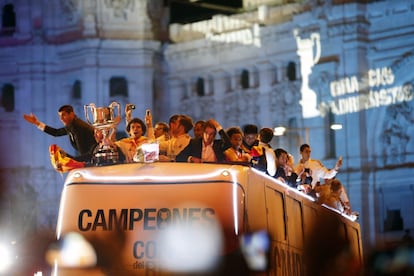 Los jugadores del Real Madrid se dan un baño de multitudes paseando por Madrid en el autobús de campeones donde festejan el título de Copa del Rey.