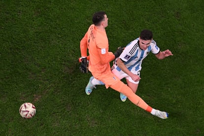 El portero croata Dominik Livakovic cometiendo penalti sobre Julián Álvarez.