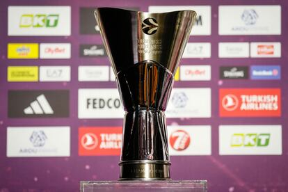 Trofeo de campeón de la Euroliga de baloncesto, durante la rueda de prensa previa al inicio de las semifinales de la Final Four de la competición.