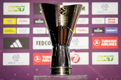 Trofeo de campeón de la Euroliga de baloncesto, durante la rueda de prensa previa al inicio de las semifinales de la Final Four de la competición.