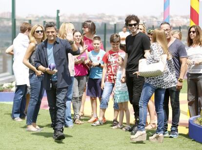 Alejandro Sanz y El hombre de Negro (El Hormiguero) a su llegada al jardín del Hospital 12 de octubre.