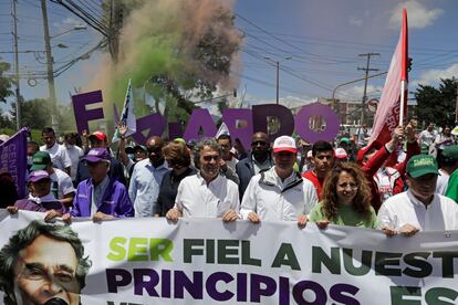 El candidato presidencial Sergio Fajardo (c) participa en un acto de campaña hoy,en Bogotá. Este domingo fue el último día permitido por la ley electoral para que los candidatos celebren actos en sitios públicos. 
