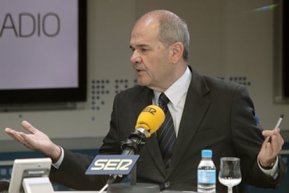 El vicepresidente tercero, Manuel Chaves, durante una entrevista en los estudios de la cadena Ser.