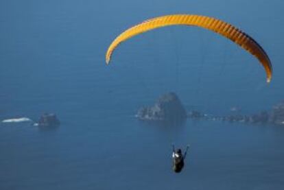 Vuelo en parapente en la isla canaria.