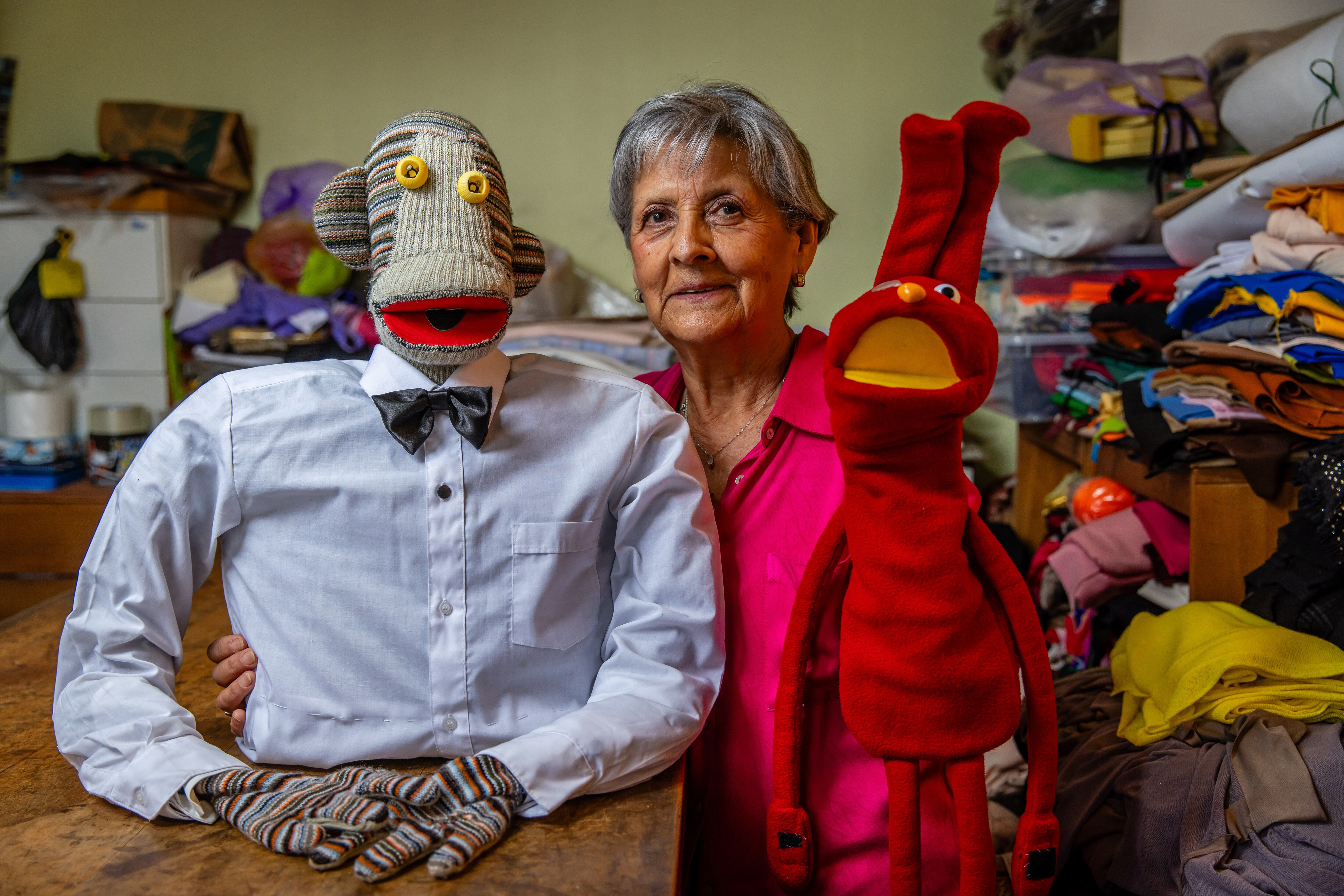 Myriam Riquelme, que ha confeccionado a los personajes más icónicos de 31 Minutos, en Santiago, el 13 de febrero.