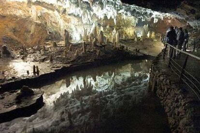 Mirador de la galería de Los Fantasmas, frente al lago, en la cueva de El Soplao, de 17 kilómetros de largo, que a partir de octubre amplía su recorrido en tres kilómetros (ahora tiene 1.500 metros habilitados).