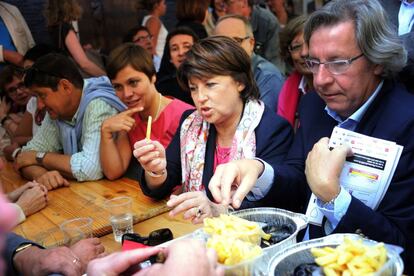 Martine Aubry (C) en la tradicional feria de Lille, en 2012