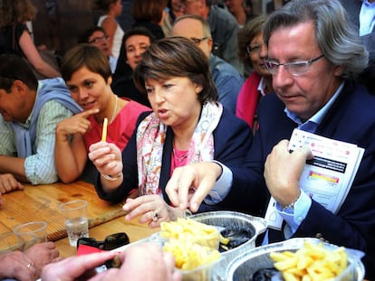 Martine Aubry (C) en la tradicional feria de Lille, en 2012