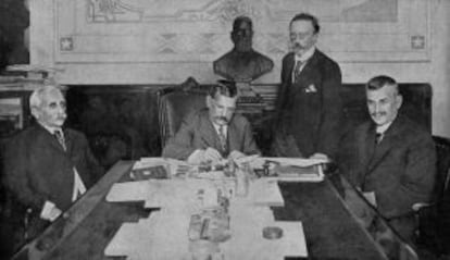 El presidente de Brasil, Wenceslas Braz, firma el decreto de declaración de guerra.