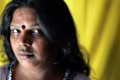Veena S., la primera transexual que se presenta a unas elecciones en el sur de India, ha conseguido que en su pasaporte conste como mujer y lucha por los derechos de los transgénero. Posa con el 'bindi' en la frente, una distinción que solo llevan las mujeres.