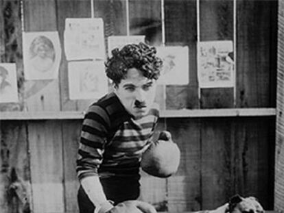 Charles Chaplin, en <i>Charlot boxeador</i> <i>(The champion,</i> 1915). (Archivos de Roy Export Company Establishment, cortesía NBC, París).