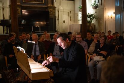 Intimidad y recogimiento absolutos en el recital de clavicordio de Menno van Delft en la capilla de Santa Gertrudis el lunes por la noche.