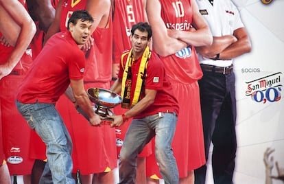 Marc Gasol y Calderón bromean con el trofeo del Eurobasket. Simulan lanzárselo al público.