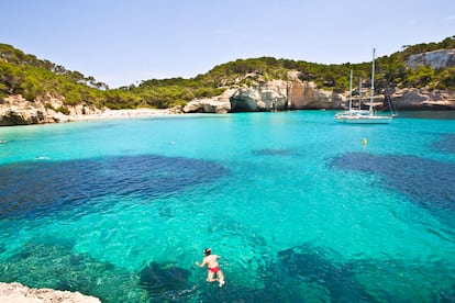 Un destino de verano: Menorca. Cada año se ponen de moda nuevos destinos, pero hay algunos ganadores de salida en cualquier votación, de esos que los viajeros escogen año tras año como el mejor lugar para pasar el verano, y Menorca encabeza muchas de las listas. La isla balear presume de haber mantenido su personalidad y un carácter sencillo y casi familiar, al margen de la invasión turística que han sufrido otros destinos mediterráneos, y cuenta con un valioso patrimonio de monumentos megalíticos, mercados de kilometro cero y senderos como el Camí de Cavalls para conocer a fondo todos sus rincones. A todo esto hay que sumar el atractivo de sus calas y sus aguas de color turquesa. Unas son más hippies, como la cala Macarella; otras más salvajes, como la cala Escorxada, a la que se llega en barco o en kayak; las hay también casi vírgenes, como la de Binigaus, o decididamente familiares, como la de Son Bou.