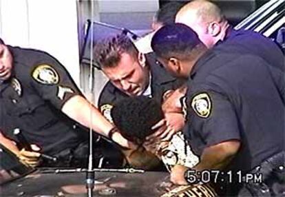 Imagen del momento de la detención, captada por un videoaficionado.
