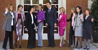 Les ministres del Govern amb el president, José Luis Rodríguez Zapatero, al Palau de la Moncloa moments abans de celebrar el primer Consell de Ministres de la legislatura. D'esquerra a dreta: Cristina Garmendia, ministra de Ciència i Innovació; Magdalena Álvarez, ministra de Foment; Mercedes Cabrera, ministra d'Educació i Política Social; Carme Chacón, ministra de Defensa; María Teresa Fernández de la Vega, vicepresidenta primera del Govern; Elena Salgado, ministra d'Administracions Públiques; Bibiana Aido, ministra d'Igualtat; Beatriz Corredor, ministra d'Habitatge, i Elena Espinosa, ministra d'Agricultura, Pesca i Medi Ambient, el 13 de desembre del 2009.