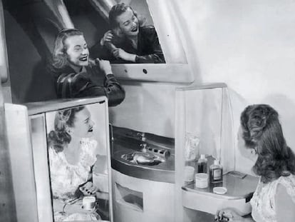 En 1910, los hermanos Wright realizaron el primer vuelo comercial de la historia, un recorrido entre Dayton y Columbus, en Estados Unidos. Pero no sería hasta los años veinte y treinta cuando embarcar se convirtió en algo cotidiano... para los ricos. En sus inicios, volar era una cosa de gente adinerada. Por lo que aeropuertos, cintas, 'fingers' y pasillos estaban cargados de 'glamour'. En la foto, dos mujeres maquillándose en un tocador aéreo en los años cincuenta.