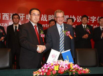 El presidente de China Unicom, Chang Xiaobing, estrecha la mano del de Telefónica, César Alierta.