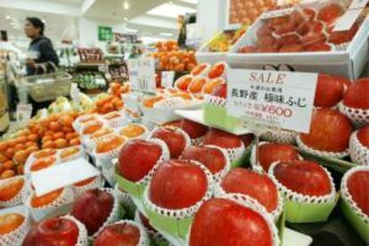 Una frutera del centro de Tokio, Japn. El IPC subi en Japn un 0,4 por ciento en todo 2013. EFE/Archivo