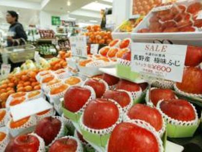 Una frutería del centro de Tokio, Japón. El IPC subió en Japón un 0,4 por ciento en todo 2013. EFE/Archivo