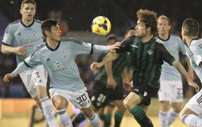 David Costa, defensa del Celta, ante Verdú.