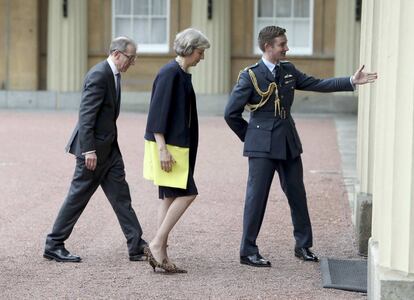 Theresa May i el seu marit, Philip John, arriben al palau de Buckingham, a Londres, per reunir-se amb la reina Isabel II i convertir-se en primera ministra.