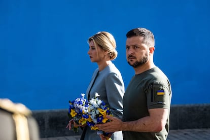 Volodímir Zelenski y su esposa, Olena, asisten a una ceremonia de conmemoración del Día de la Independencia de Ucrania, este miércoles.