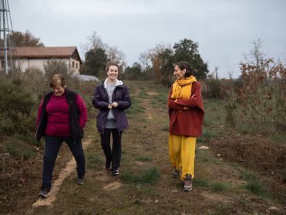 De izquierda a derecha, Rosa Campesino, Esther Martín, ambas vecinas de siempre de Brandilanes (Zamora), y Mireia Fresno, que forma parte de la comunidad hinduista.