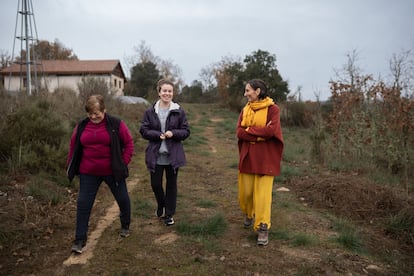 De izquierda a derecha, Rosa Campesino, Esther Martín, ambas vecinas de siempre de Brandilanes (Zamora), y Mireia Fresno, que forma parte de la comunidad hinduista.