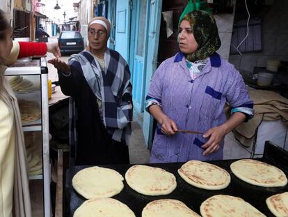 Un puesto de venta de pan en la medina de Rabat.