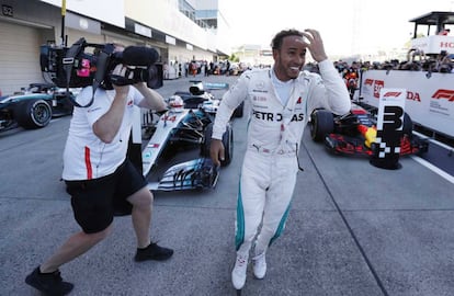 Hamilton celebra la victoria en Japón.