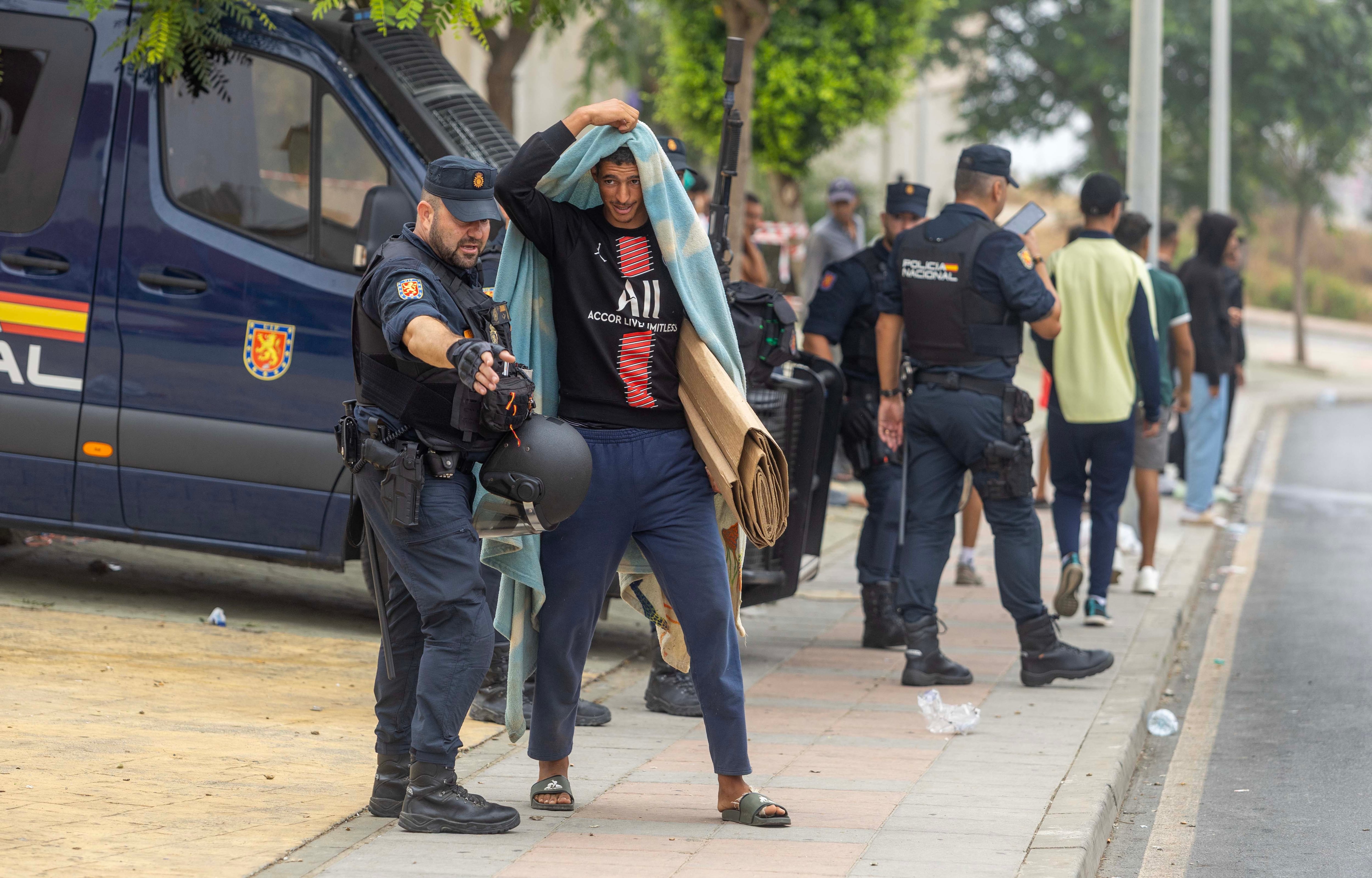 Última hora de la entrada de inmigrantes a Ceuta, en directo | El director de la Policía asegura a Marlaska que el informe no “atribuye a Marruecos la planificación” de la crisis migratoria