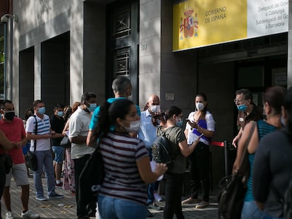 Cola de personas en las puertas de la oficina de Extranjería, en Barcelona.