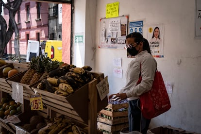 Un comercio de frutas en el centro histórico de Ciudad de México.