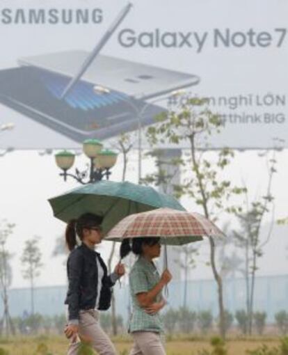 Empleadas de Samsung pasean ante un anuncio del Note 7 en su f&aacute;brica de Thai Nguyen, al norte de Hanoi, en Vietnam.