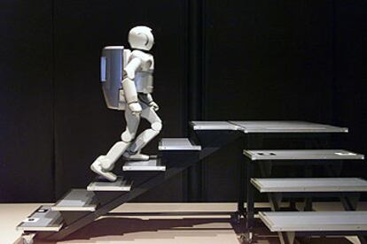 El humanoide <i>Asimo</i> sube ayer unas escaleras.