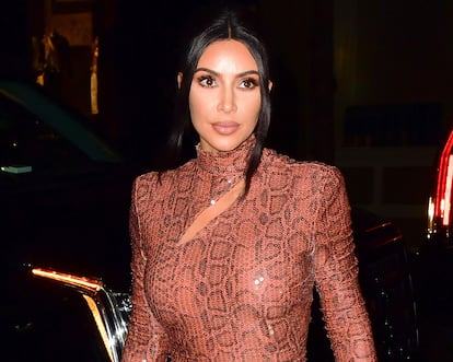 Kim Kardashian
La noticia ha sido, cuando menos, sorprendente: Kim Kardashian debutaba en solitario en la portada de Vogue USA hace unos días y, con ella, llegaban declaraciones que nadie había visto venir… La celebrity y empresaria anunciaba en su entrevista que quiere convertirse en abogada. Y no es que haya estado estudiando en secreto los últimos años, ni que prevea apartarse de la vida pública para hacerlo en los próximos, sino que en el estado de California existe una ley que permite a sus ciudadanos llegar a ser abogados sin un título universitario. Se trata de aprobar un examen y realizar unas prácticas junto a un abogado profesional de alrededor de 18 horas semanales…
Así que, tras su implicación en el caso de Alice Marie Johnson, que incluso la llevó a reunirse con Trump en la Casa Blanca, parece que Kim se dio cuenta de cuál es, en realidad, su pasión: "Sentí que quería poder luchar por las personas que han pagado sus penas a la sociedad. Que el sistema podía ser muy diferente, y quería luchar para solucionarlo y que, si supiera más, podría hacer más”, declaró en la entrevista. Todo apunta, visto lo visto, a que podría hacerse realidad.