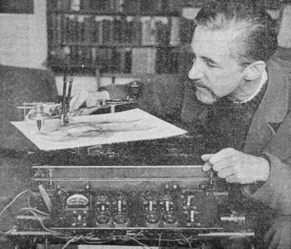 D. P. Henry junto a una de sus máquinas de dibujar en una imagen datada entre 1963 y 1972. El Museo de Ciencia e Industria de Manchester (Reino Unido) expone los trabajos de este pionero del arte con computadoras
