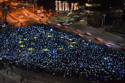 6.000 manifestantes rumanos forman una bandera europea gigante, durante las manifestaciones antigubernamentales de febrero, en Bucarest.