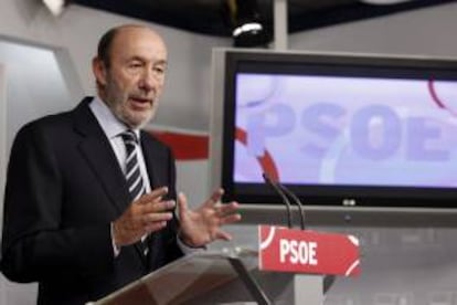 El secretario general del partido, Alfredo Pérez Rubalcaba, durante una rueda de prensa en la sede nacional del PSOE. EFE/Archivo