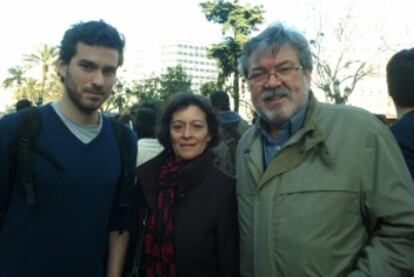 Pablo La Parra, premio al mejor expediente, con sus padres.