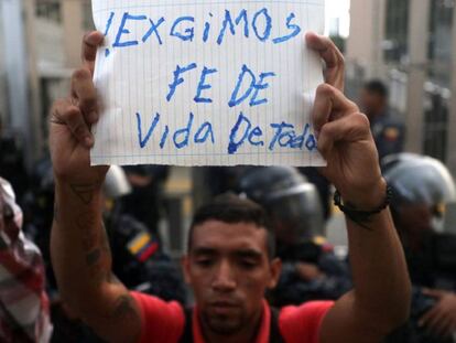 Opositores venezolanos a las puertas del SEBIN demandan pruebas de vida de quienes consideran 