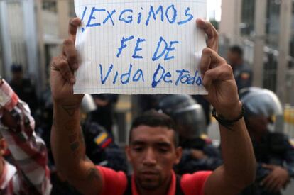 Opositores venezolanos a las puertas del SEBIN demandan pruebas de vida de quienes consideran