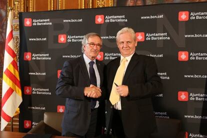 Los alcaldes de Barcelona (izq.) y Budapest (der) firman un acuerdo de colaboración.