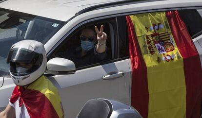 Participantes en la manifestación convocada por Vox en Barcelona, este sábado.