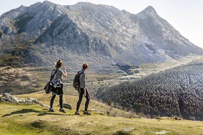 Dos senderistas camino del pico Anboto (al fondo), en la sierra vizcaína de Urkiola.