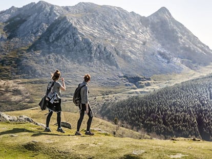 Dos senderistas camino del pico Anboto (al fondo), en la sierra vizcaína de Urkiola. 